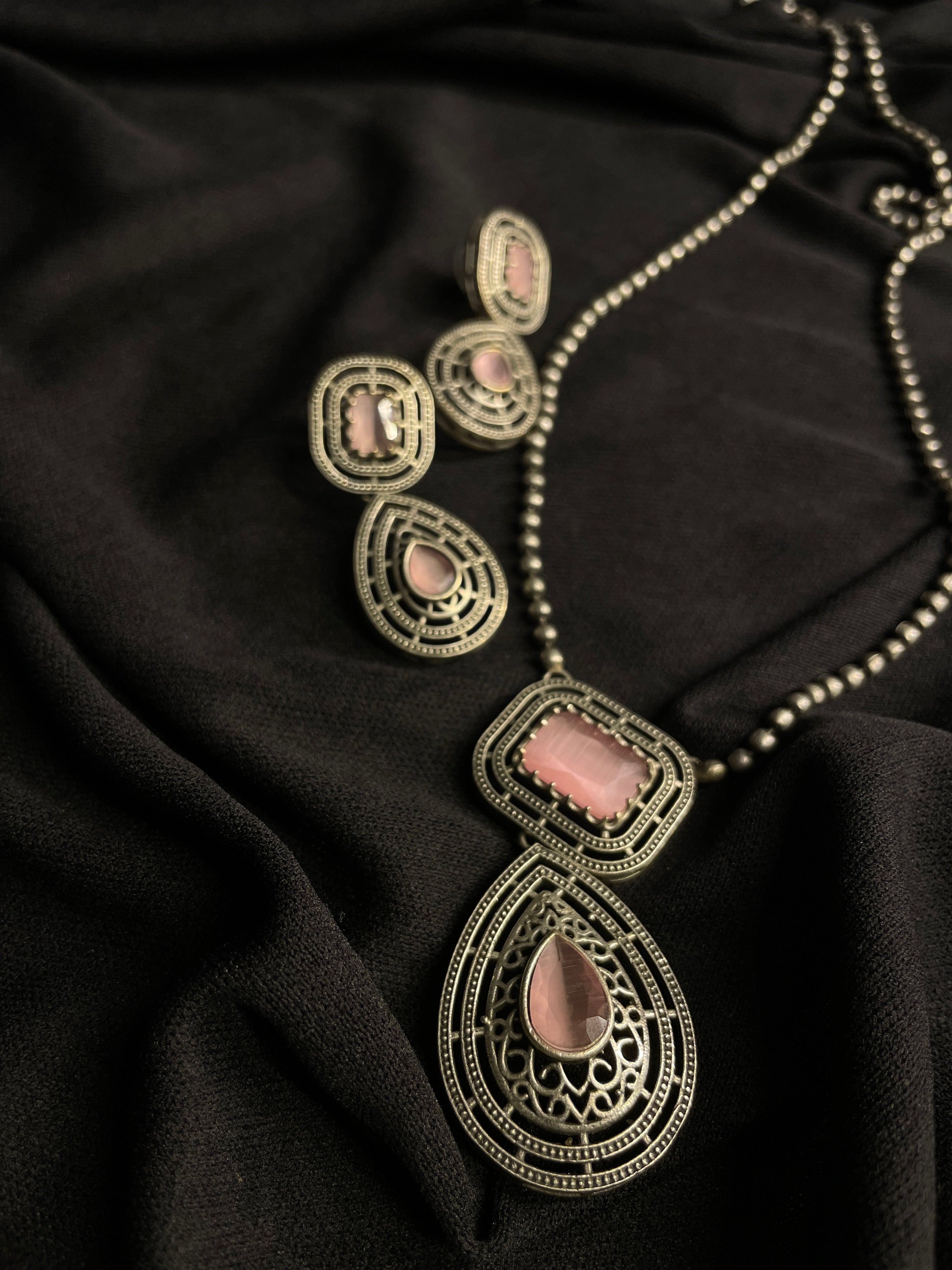 Gayatri Teardrop Pendant Necklace Set - Blush Pink