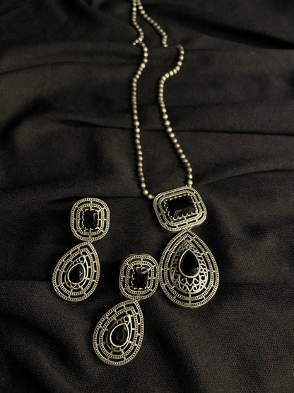 Gayatri Teardrop Pendant Necklace Set - Black